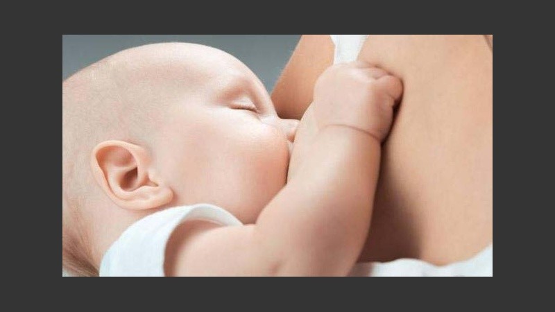 Científicos chinos aseguran que la leche materna no transmite el coronavirus.