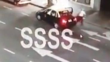 La joven le indicaba dónde tenía que doblar y el conductor no le respondía y cambiaba del rumbo del viaje.