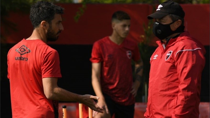 El DT charla con una de las grandes figuras del equipo, Ignacio Scocco.