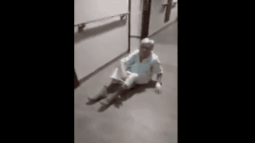 La mujer mayor intentaba levantarse sin recibir ayuda