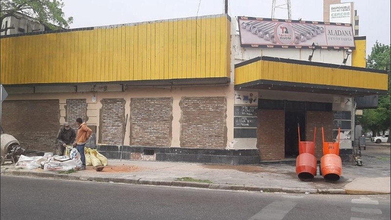 El frente amurallado de la ferretería. 