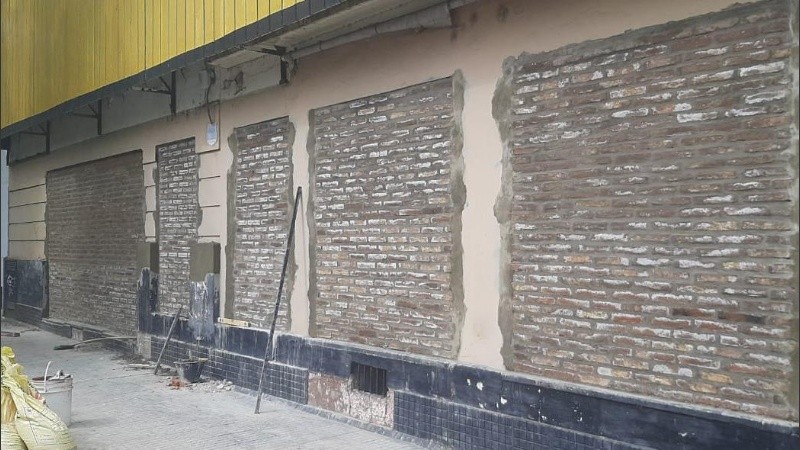 El frente amurallado de la ferretería. 