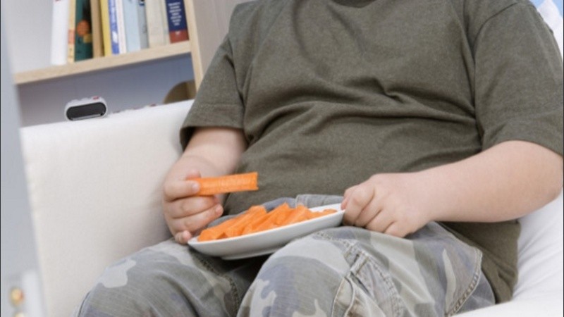 Exceso de pantallas, actividades sedentarias y mala alimentación contribuyen a la suba desproporcionada de peso durante el distanciamiento social.