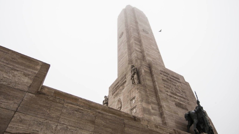 La estructura estaría amurada con tensores al piso, sin dañar el Monumento.