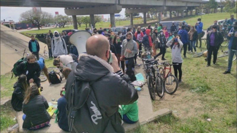 Se congregaban manifestantes contra las quemas en el puente a Victoria. 