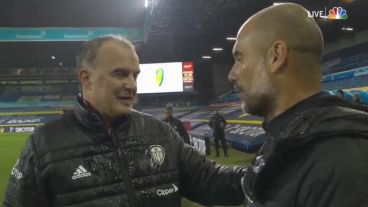 La imagen de la tarde. Biesa y Guardiola en el saludo del final.