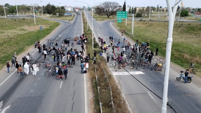 Este sábado la protesta se extendió a la autopista Rosario Santa Fe.