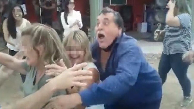 Al detectar la cámara, el intendente sale corriendo.