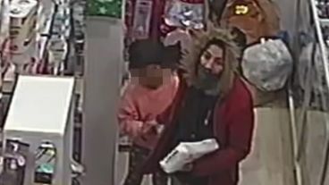 La mujer actuaba con una chica.