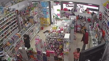 La mujer fue captada por las cámaras de videovigilancia.