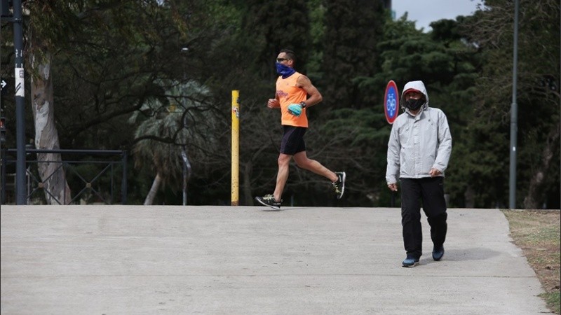 Abrigo y tapaboca para un domingo que no parece primaveral.