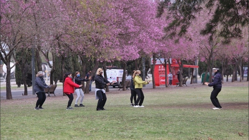 Abrigo y tapaboca para un domingo que no parece primaveral.