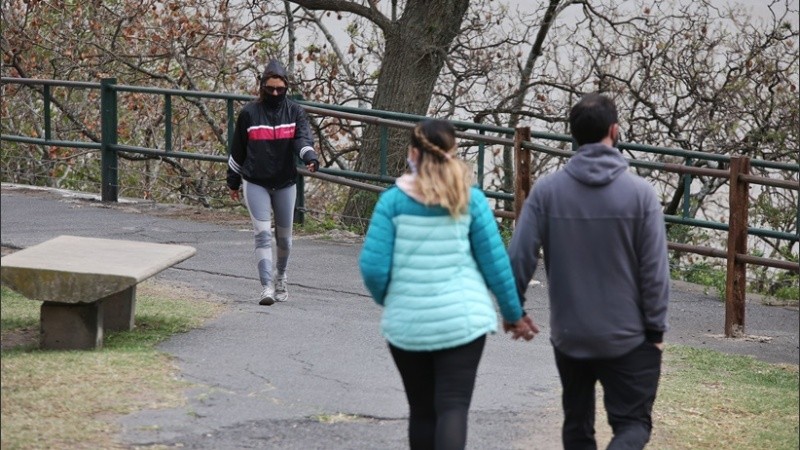 Abrigo y tapaboca para un domingo que no parece primaveral.