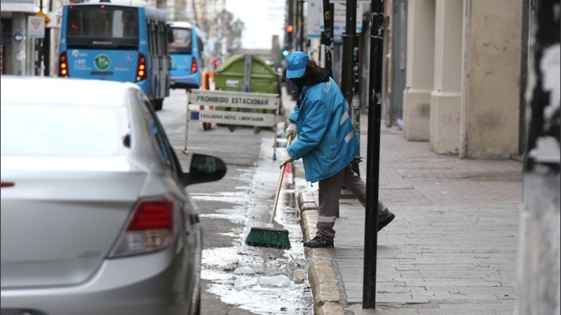 Abrigo y tapaboca para un domingo que no parece primaveral.
