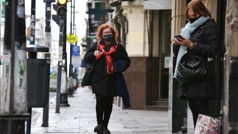 Abrigo y tapaboca para un domingo que no parece primaveral.