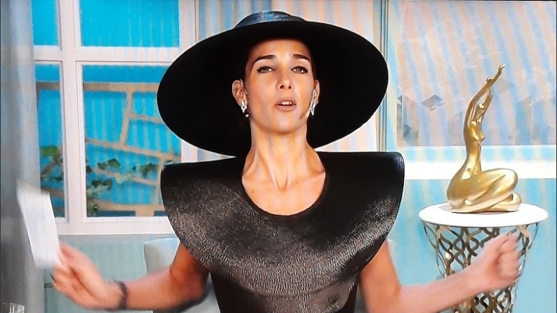 Almorzando sushi. Juana Viale y su look oriental de este domingo.