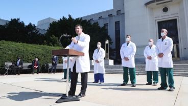 El equipo médico que monitorea la salud de Trump, conformado únicamente por varones.