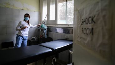 A contramano de la curva de contagios, la de fallecidos aumenta.