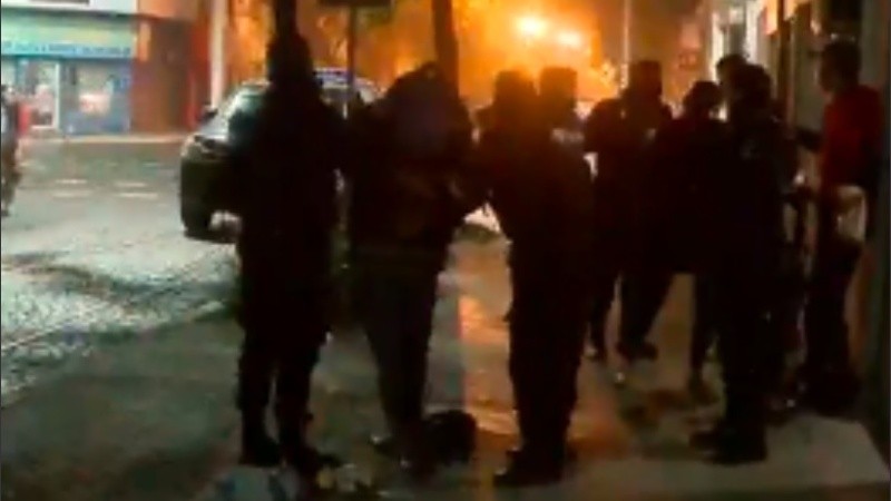 El ladrón fue llevado enseguida por policías que estaban cerca.