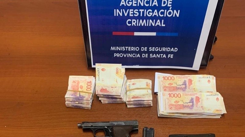 El dinero y el arma de fuego secuestrada. 