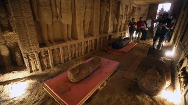 La apertura de un sarcófago con mucha gente alrededor.