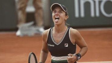 La rosarina y su felicidad por estar entre las ocho mejores del gran torneo parisino.