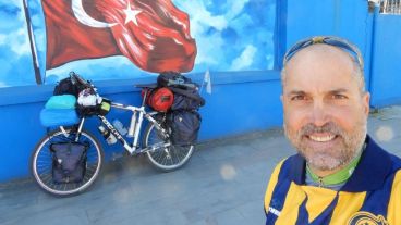 Favio con su bicicleta y su camiseta de Central.