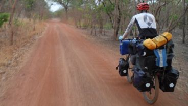 Favio con su bicicleta por los caminos del mundo.