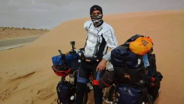Favio con su bicicleta por los caminos del mundo.