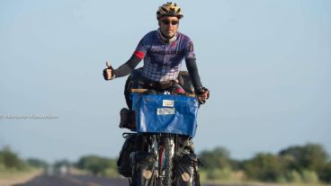 Favio con su bicicleta por los caminos del mundo.