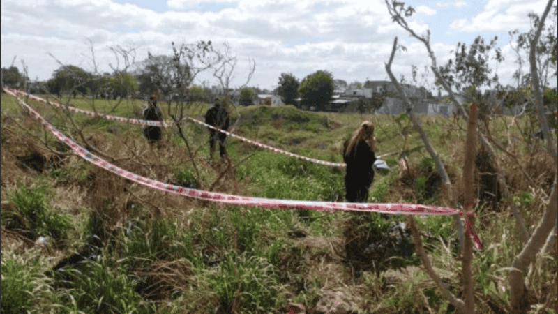El cuerpo fue encontrado en un descampado por los vecinos.