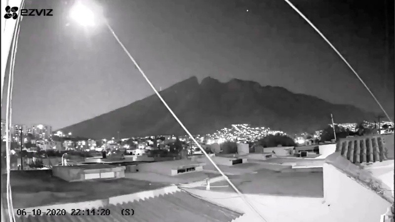 La caída del posible meteorito originó un pequeño incendio en matorrales.