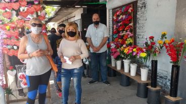 El reclamo conjunto de comerciantes y familiares en Provincias Unidas 2750.