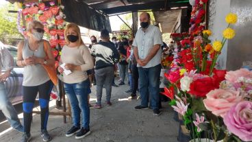 El reclamo conjunto de comerciantes y familiares en Provincias Unidas 2750.