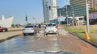 El barquito rodeado de agua en Puerto Norte.