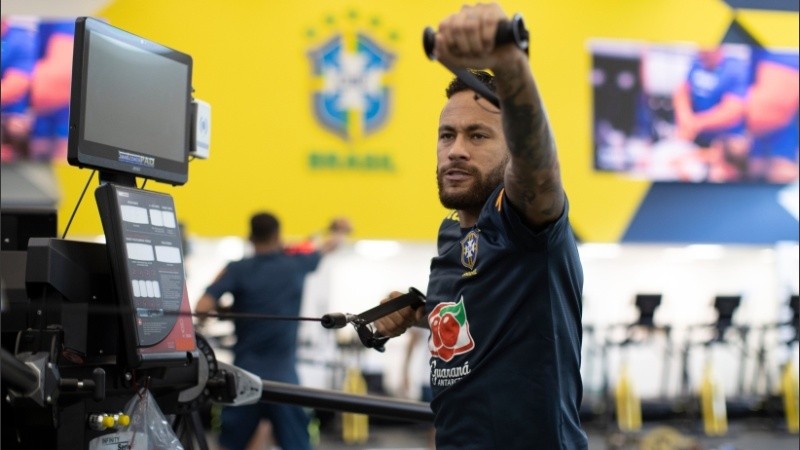 Neymar arrastra una lesión en la espalda y podría perderse el debut.