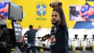 Neymar arrastra una lesión en la espalda y podría perderse el debut.