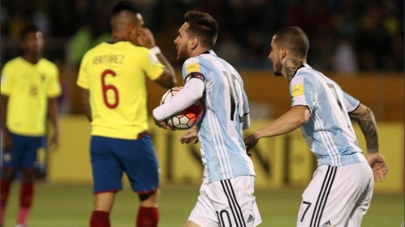 La albiceleste choca con el Tri de Ecuador.