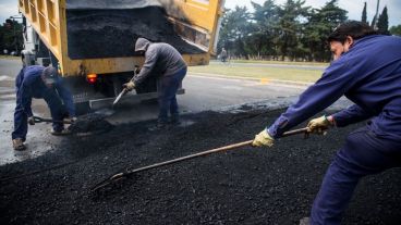 Los retardadores se hacen con mezclas asfálticas en caliente sobre el ancho de la calzada.