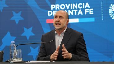 El gobernador durante el anuncio de este viernes a la noche.