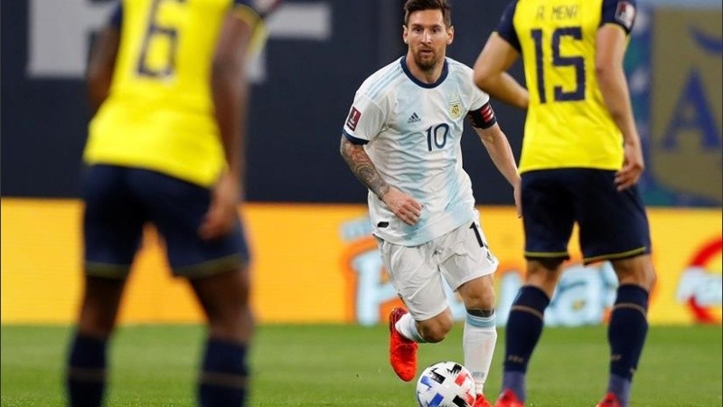 Messi marcó el primero tras el penal sobre Ocampos.