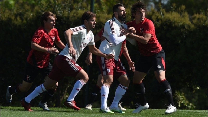 Fontanini y Cacciabue defienden una pelota detenida ante los hombres de River.