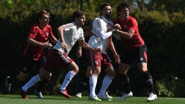Fontanini y Cacciabue defienden una pelota detenida ante los hombres de River.