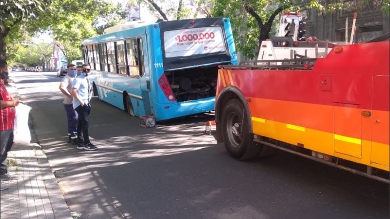 El colectivo quedó hundido en Sarmiento al 2500.