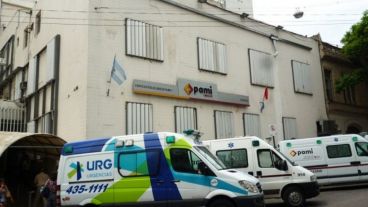 Piden cobertura sanitaria y salarial a médicos que contrajeron covid trabajando.