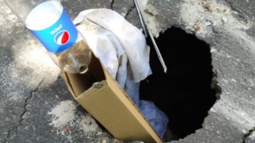 Así quedó la calle, agujereada.