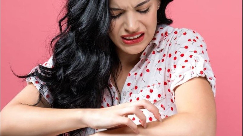 Algunos síntomas son frustración, enojo, alteración del ánimo, estrés, trastornos del sueño, modificaciones en su rutina y dolor