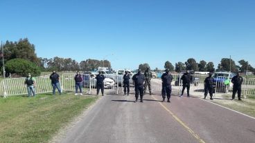 Barricada en Monte Hermoso. La foto se viralizó en las redes sociales este sábado.