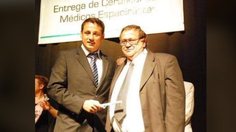 Marco y Antero Alvites, padre e hijo médicos cardiólogos, y una foto de despedida.