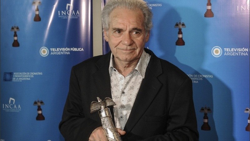 En 2016, Hugo Arana recibió el premio Cóndor de Plata a la Trayectoria por su trabajo en cine.